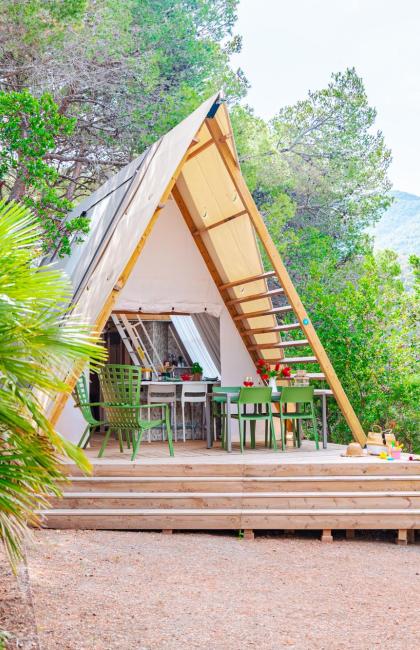 Gezellige A-frame tent genesteld in de natuur.