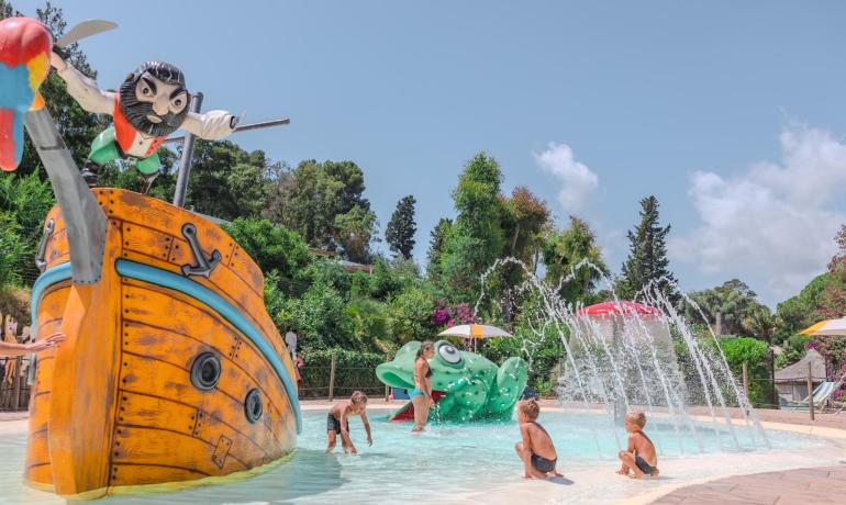 Parco acquatico con giochi per bambini e decorazioni colorate.